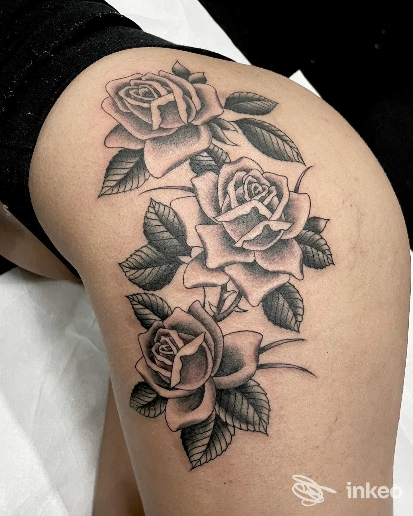 Tatuaggio black and grey di tre rose sulla coscia, Hands Across the Sea Tattoo Parlour, Olbia.