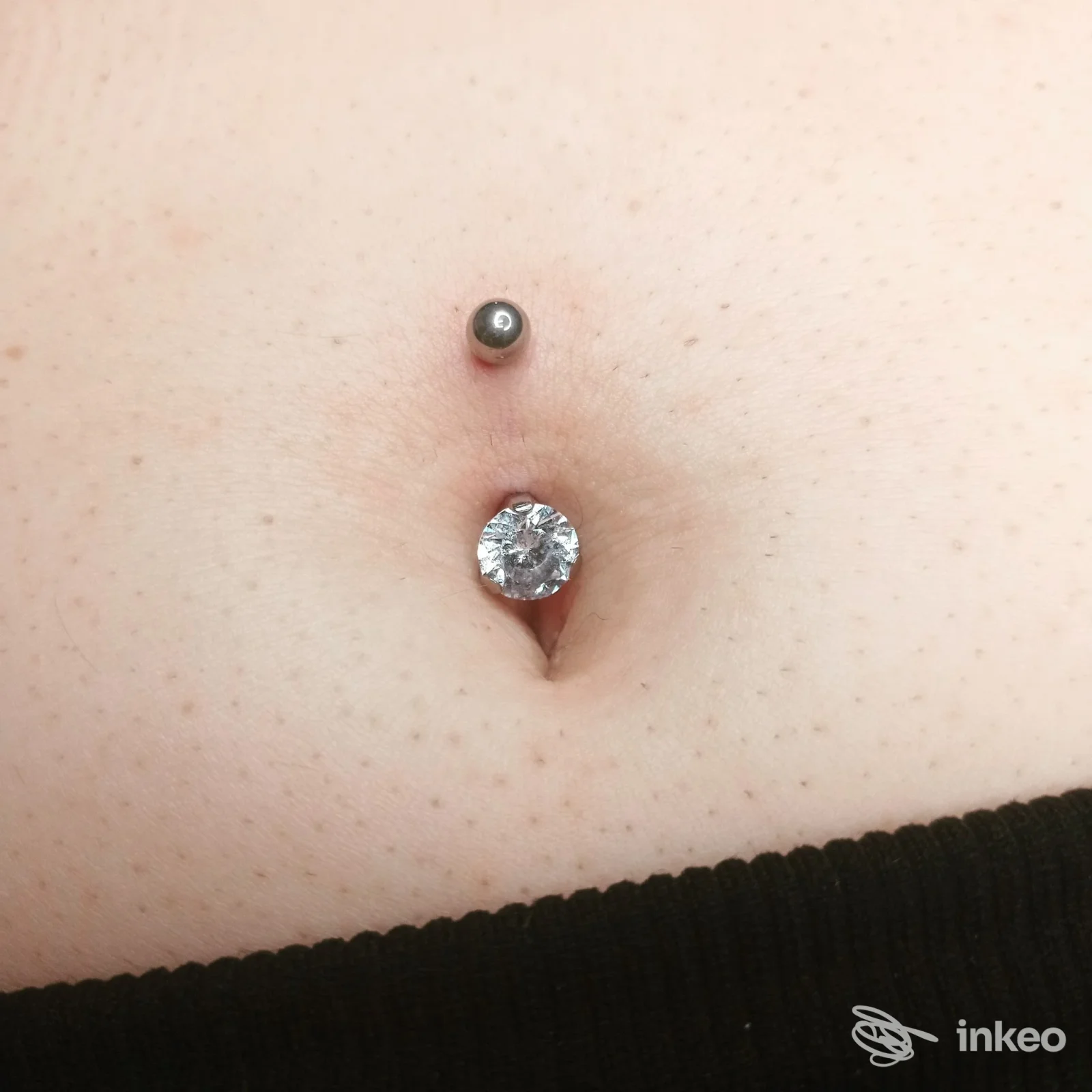 Primo piano di un ombelico con piercing gioiello, scatto di Medusa Beauty Lab a Messina.