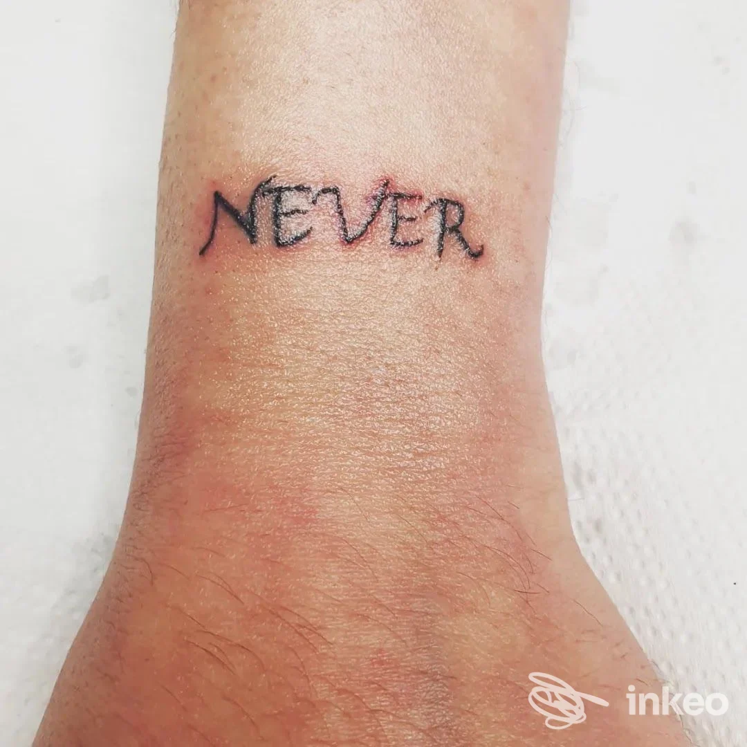 Primo piano del polso con il tatuaggio a scritta 'NEVER' eseguito da Medusa Beauty Lab a Messina.
