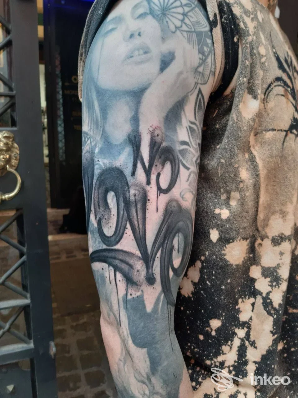 Braccio tatuato con manica black & grey raffigurante volto femminile e lettering, lavoro eseguito da Gipsy Tattoo Shop, Milazzo.