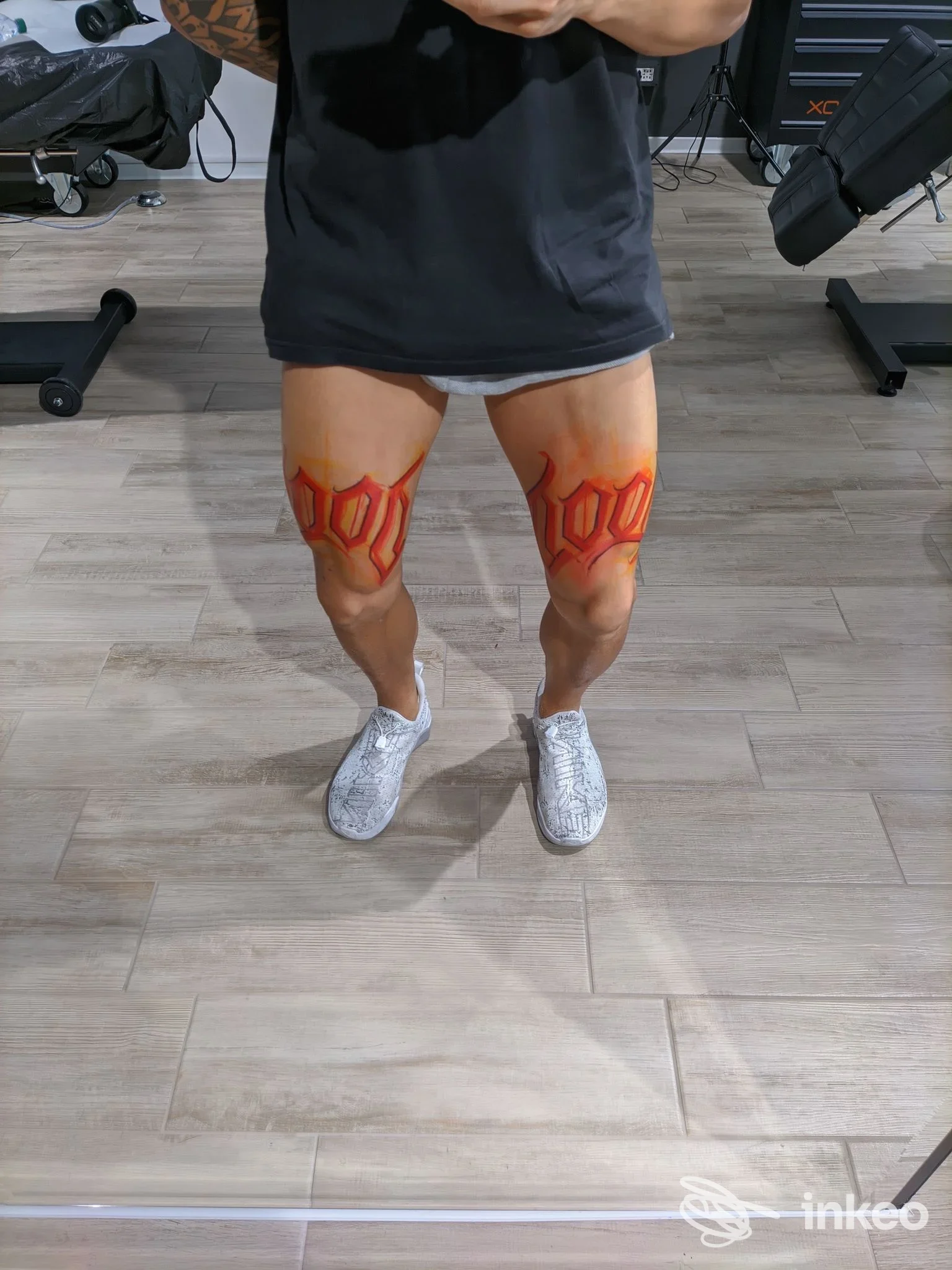 Primo piano delle cosce con tatuaggi colorati, foto fornita da Gipsy Tattoo Shop, Milazzo.