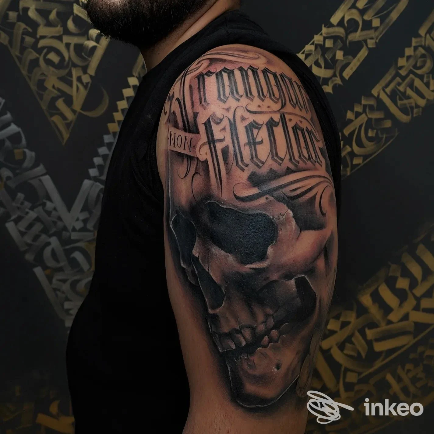 Grande tatuaggio a teschio in nero e scritte ornamentali sulla spalla di un cliente, foto condivisa da Gipsy Tattoo Shop a Milazzo.