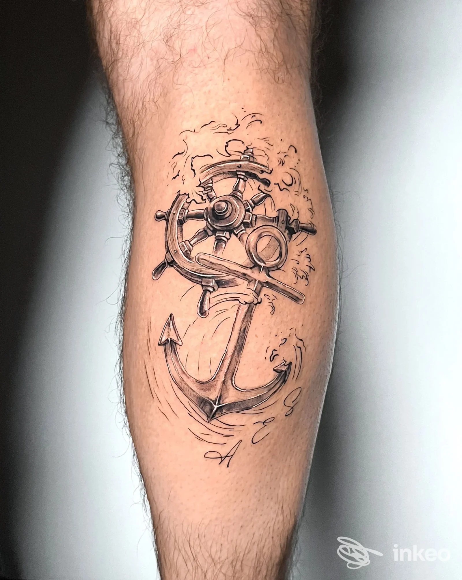 Tatuaggio in bianco e nero di ancora e timone sul polpaccio, KOKÒ studio, Palazzolo Acreide.