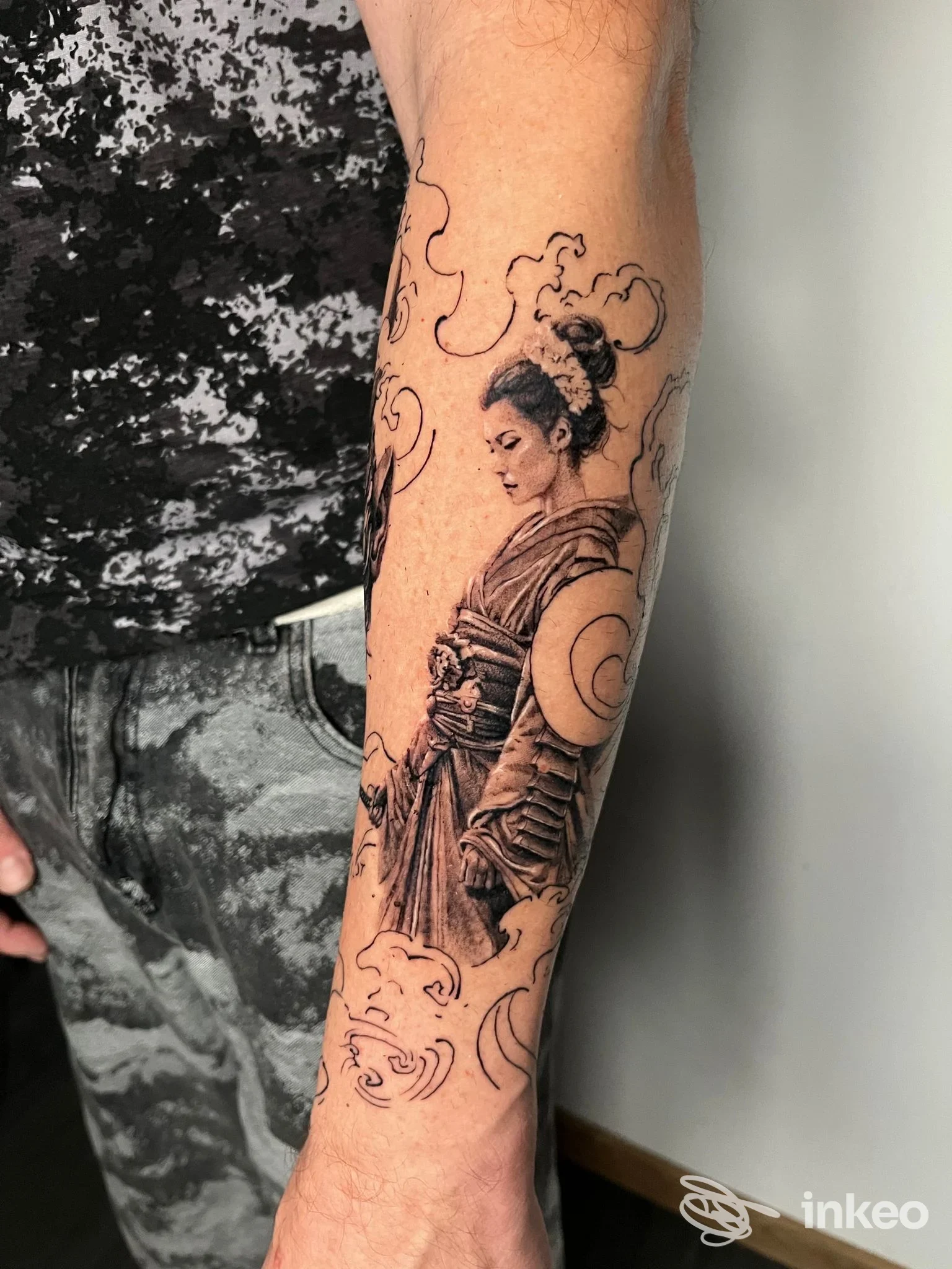 Tatuaggio realistico di una figura femminile sull'avambraccio, foto da KOKÒ studio a Palazzolo Acreide, dettaglio in bianco e nero ben eseguito.