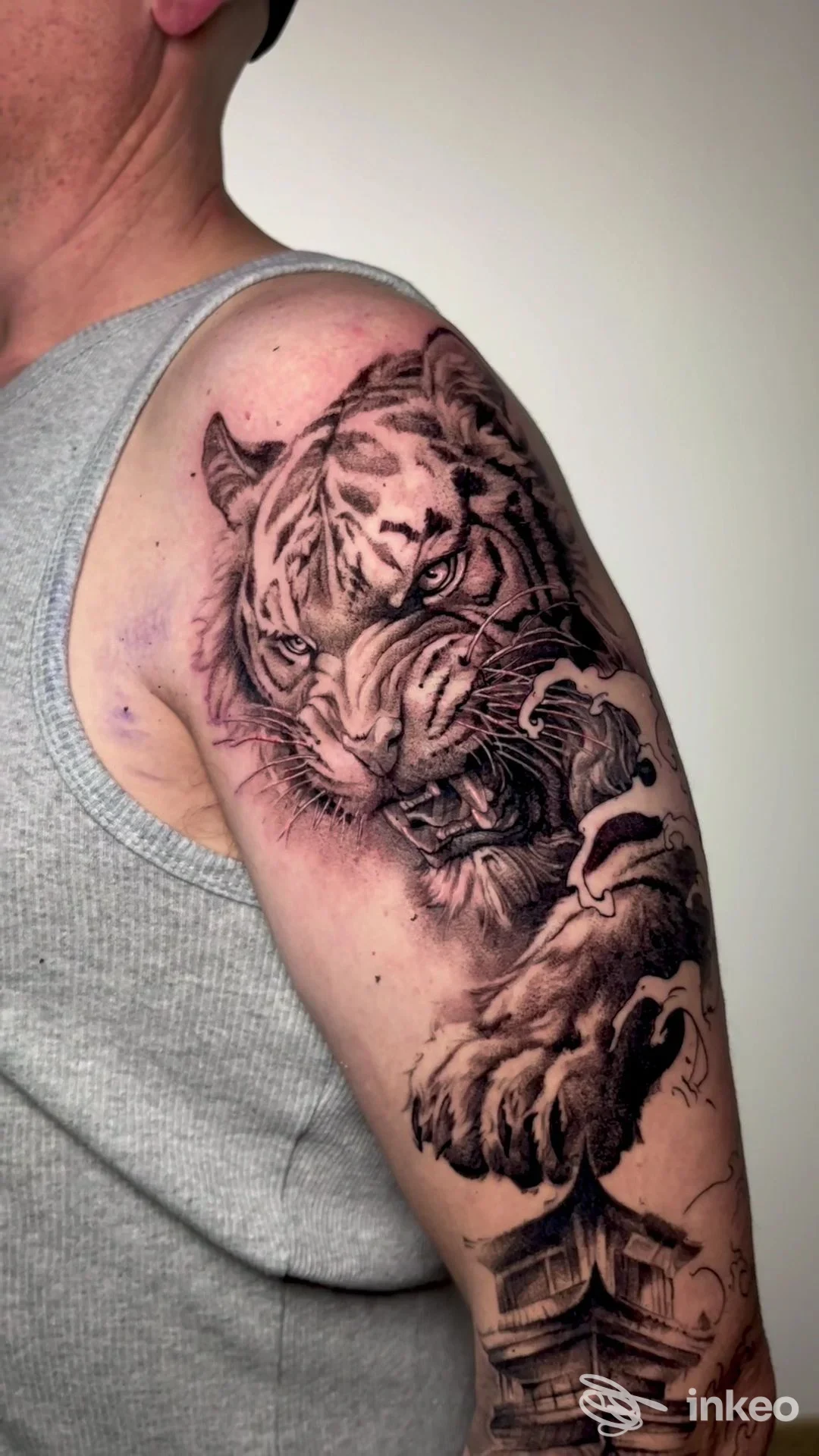 Fotografia del tatuaggio realistico di una tigre sul braccio superiore, realizzato presso KOKÒ studio a Palazzolo Acreide.