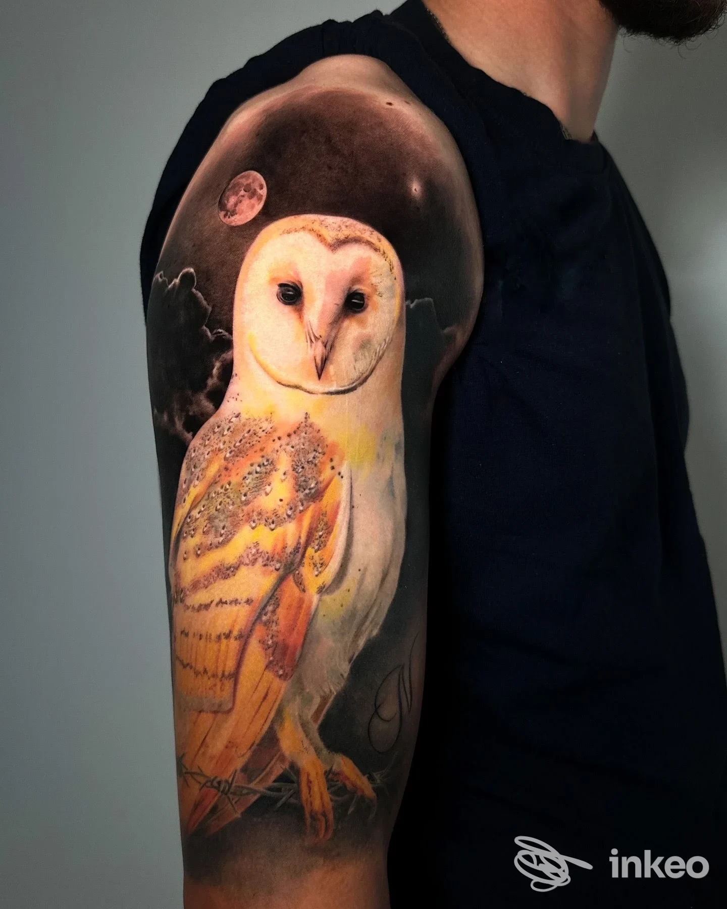 Grande tatuaggio realistico di una civetta sulla spalla e braccio superiore, foto fornita da Revolver Tattoo Studio, Oristano.