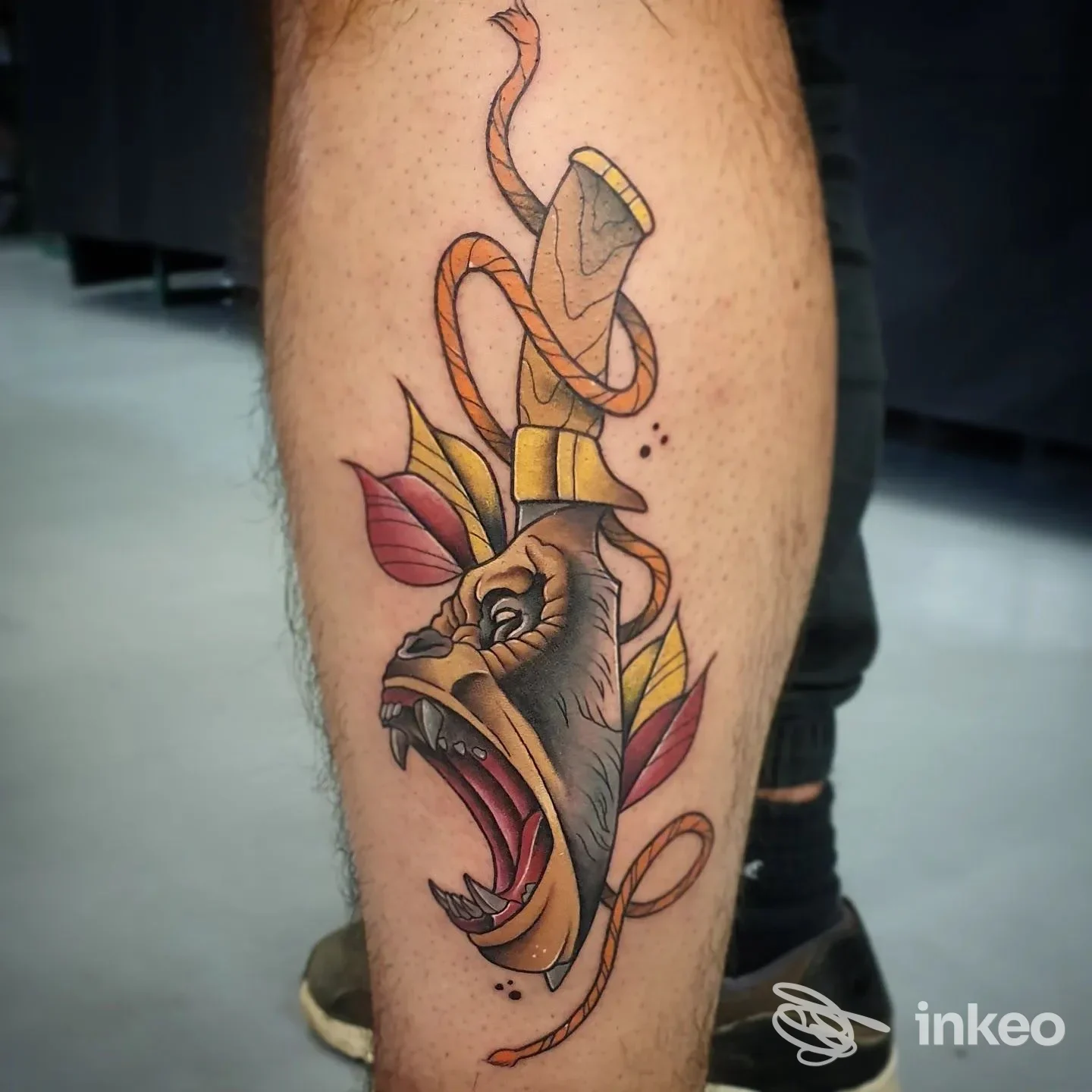 Tatuaggio colorato su polpaccio raffigurante una testa animale e pugnale, Mirco Ragno Tattoo, Siena.