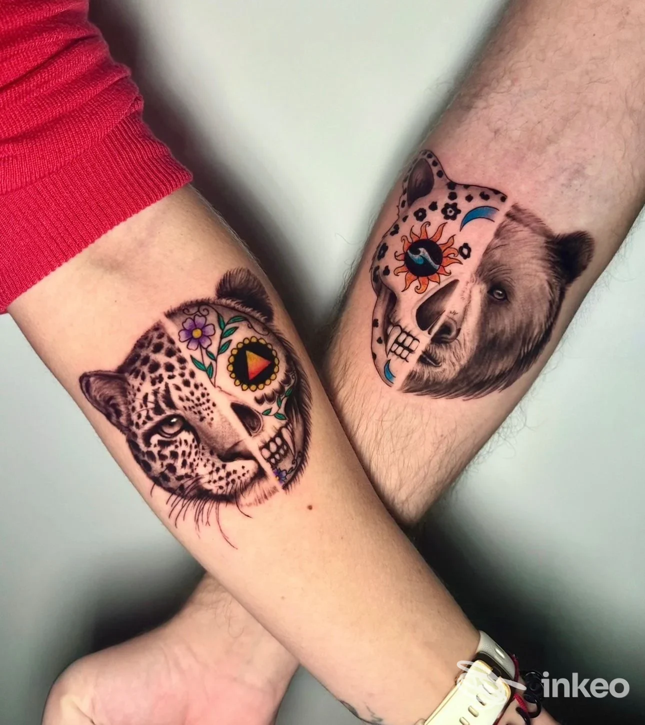 Due avambracci con tatuaggi a metà teschio su testa di felino e testa di orso, foto fornita da Beatrice Capizzi Tattoo, Catania.