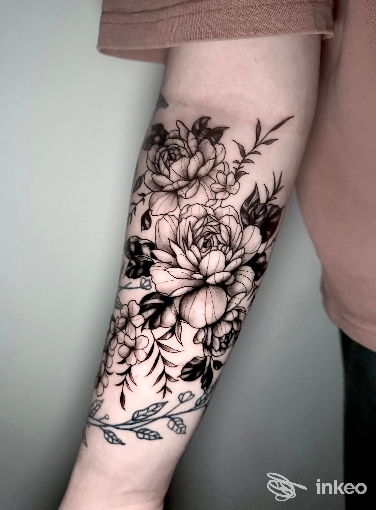 Tatuaggio floreale blackwork e sfumato sull'avambraccio, fotografia del lavoro di Beatrice Capizzi Tattoo – Catania.