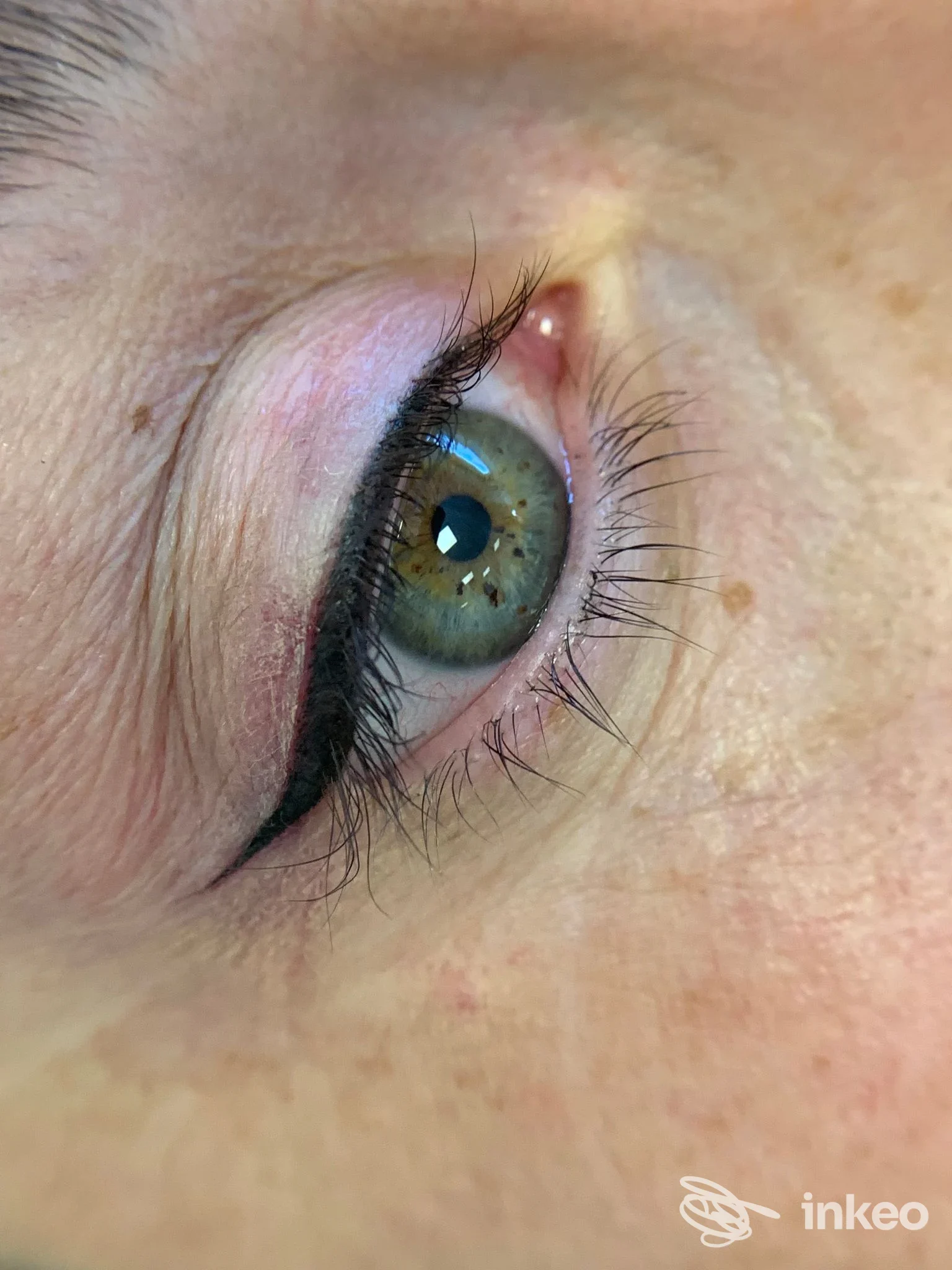 Primo piano di eyeliner permanente eseguito su palpebra superiore, fotografia di Maura Tocco Beauty & Permanent Makeup Studio a Villasor.