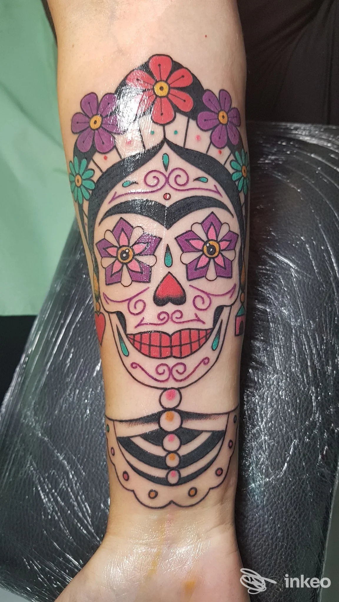 Tatuaggio colorato a tema calavera su avambraccio, eseguito da Vespink Tattoo Studio a Carbonia.