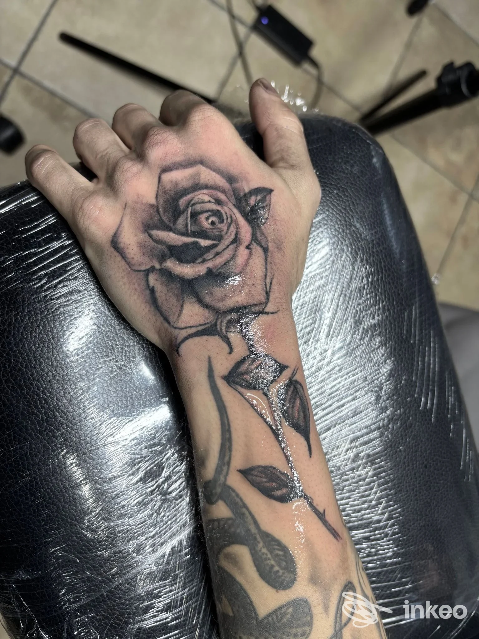 Tatuaggio di una rosa sul dorso della mano e avambraccio, foto scattata in studio ZIU TATTOO ART di Mariano Caredda a Domusnovas.