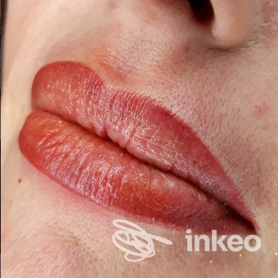 Primo piano di labbra con pigmentazione permanente, Vis a Vis Permanent Make Up, Bolzano.