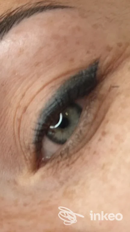 Primo piano di un occhi con eyeliner permanente realizzato su palpebra superiore, studio Vis a Vis Permanent Make Up, Bolzano.