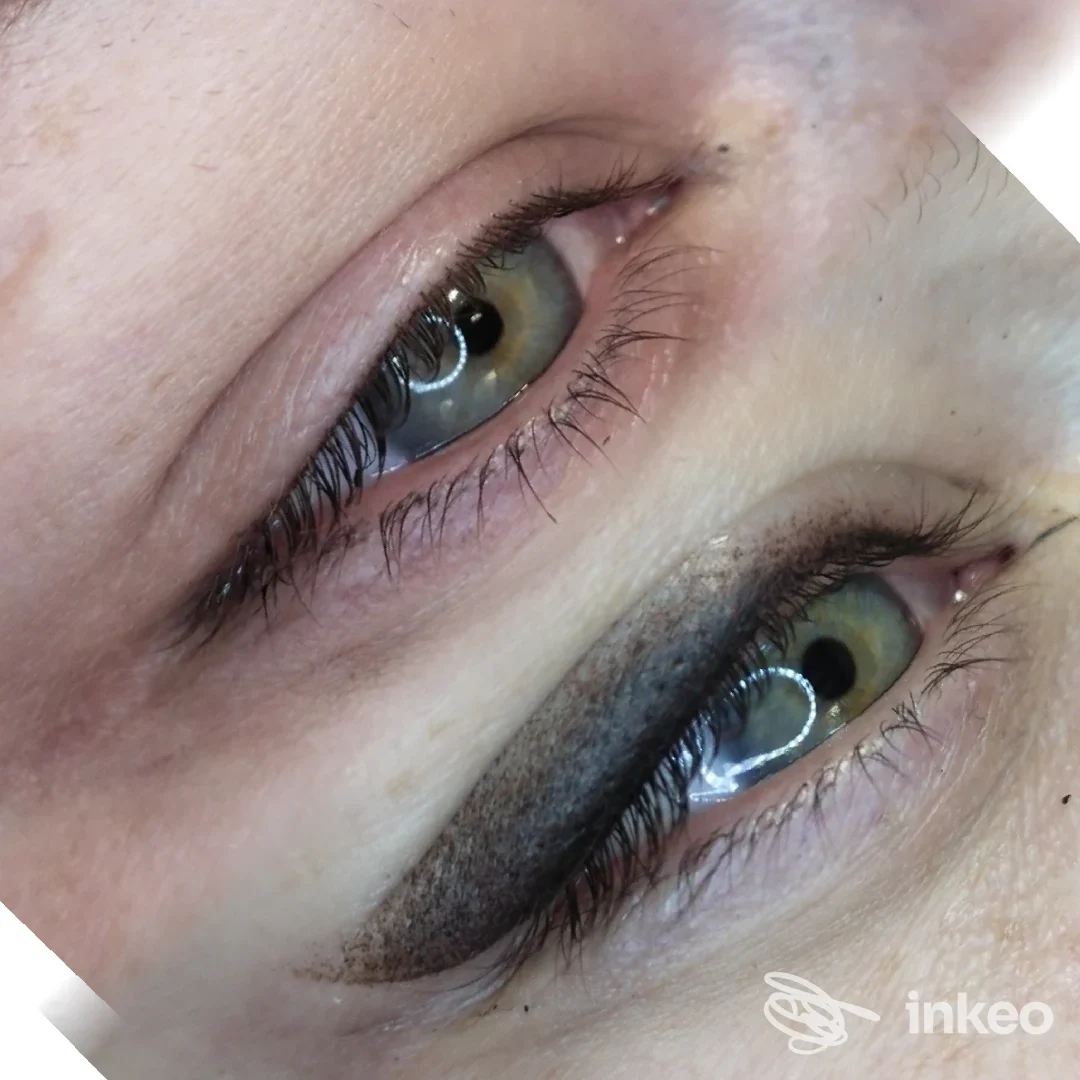 Primo piano di dermopigmentazione eyeliner eseguita su palpebre, Venice Art Beauty, Venezia.