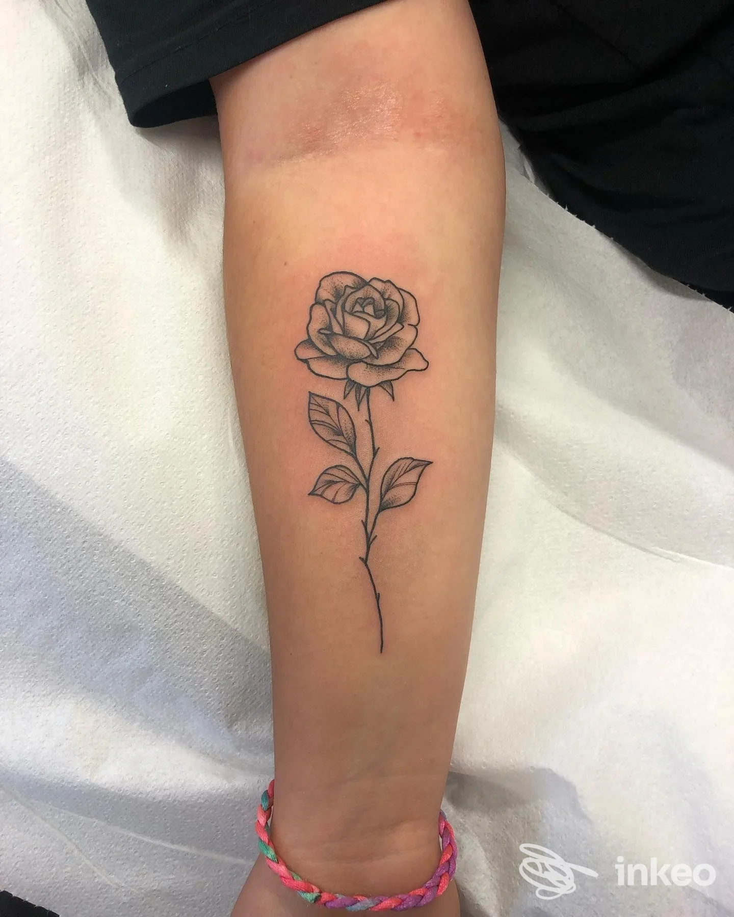 Rosa nera a linee pulite sull'avambraccio, foto dello studio Mystyle a Villabassa.