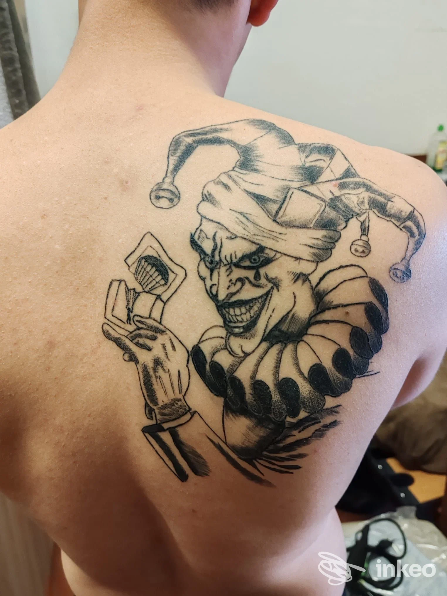 Grande tatuaggio in bianco e nero sulla parte superiore della schiena, pubblicato da Eva Ink Black a Bolzano.
