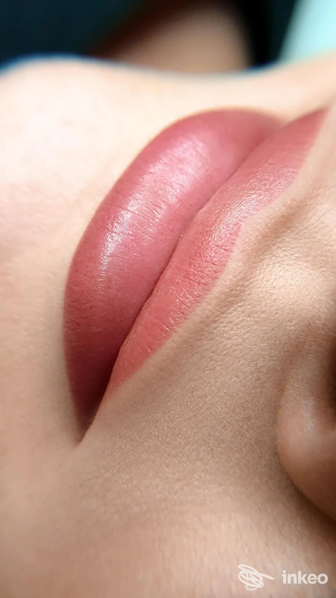 Primo piano di labbra con trucco permanente (lip blush) eseguito dallo studio Simona Bisogni trucco permanente, Spoleto.