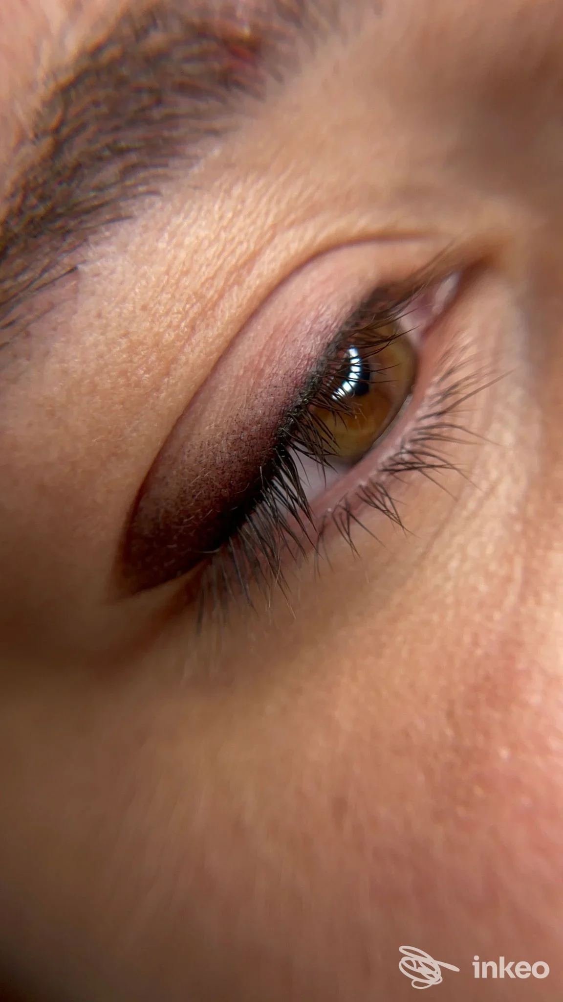 Primo piano di trucco permanente eyeliner realizzato da Simona Bisogni a Spoleto sulla palpebra superiore.