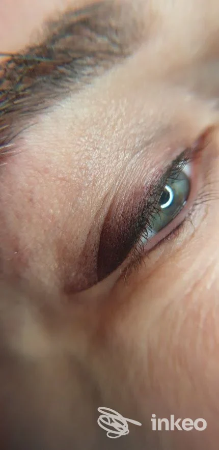 Primo piano del trucco permanente eyeline sulla palpebra superiore, lavoro di Simona Bisogni trucco permanente a Spoleto.