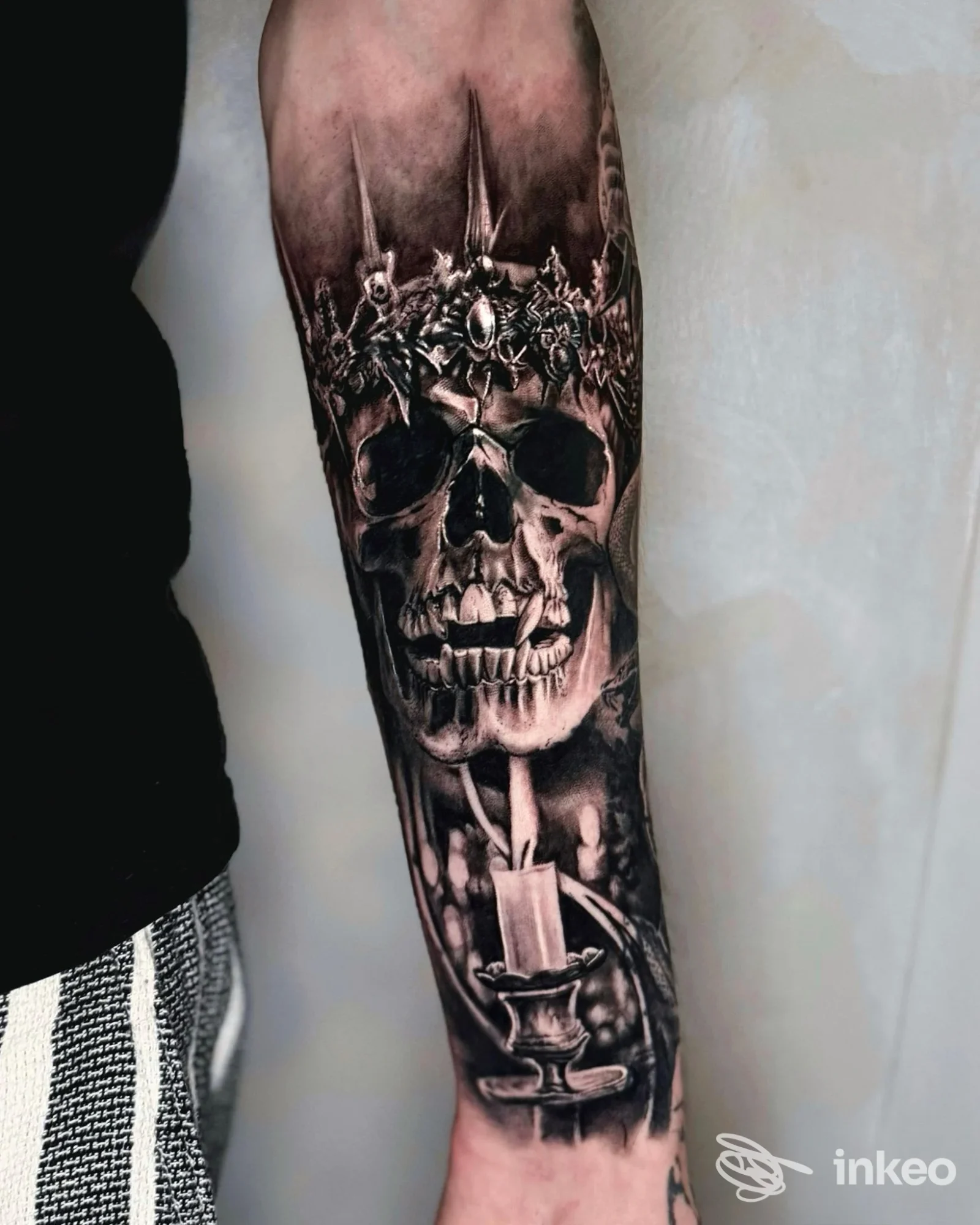 Tatuaggio realistico su avambraccio con teschio coronato e candela — MRC Tattoo and more, San Bonifacio.