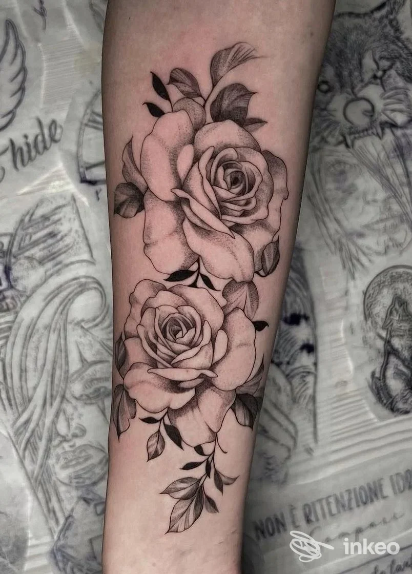 Tatuaggio realistico di rose in bianco e nero sull'avambraccio, con dettagli di ombreggiatura. Foto per MRC Tattoo and more, San Bonifacio.