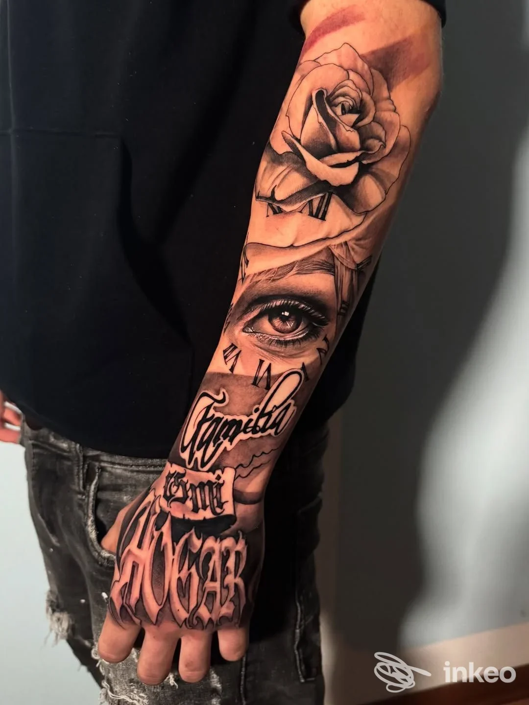 Tatuaggio realistico a manica su avambraccio e mano, rosa, occhio e lettering — THTINK LAB, Riva del Garda.