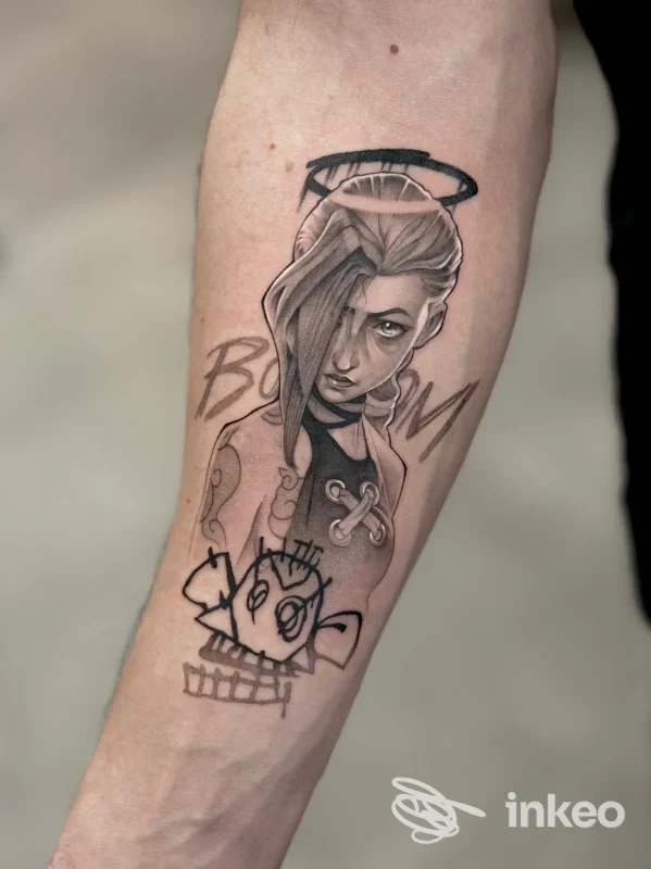 Tatuaggio a inchiostro nero su avambraccio con ritratto femminile e disegno stilizzato, No Name Tattoo Gallery, Massa.
