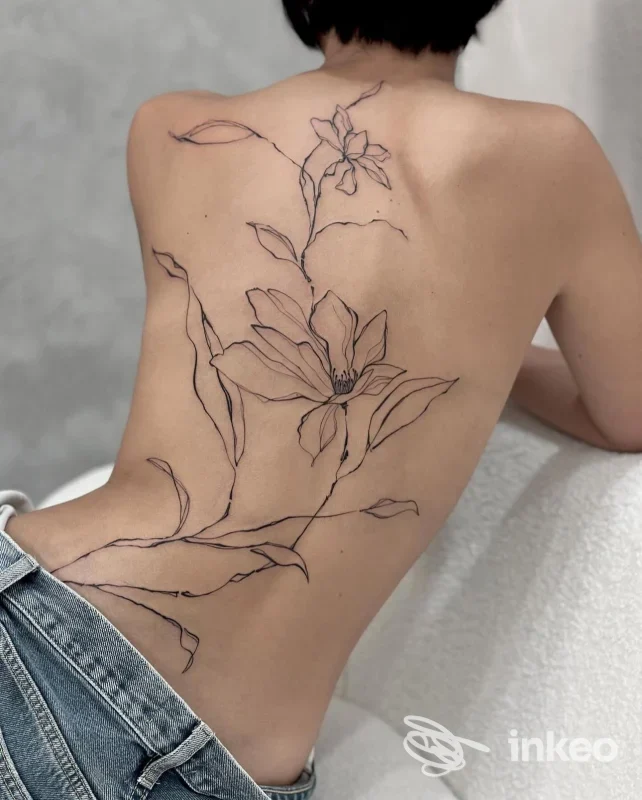 Ampio tatuaggio floreale in linework sulla schiena di una persona, foto di torso e schiena; No Name Tattoo Gallery, Massa.