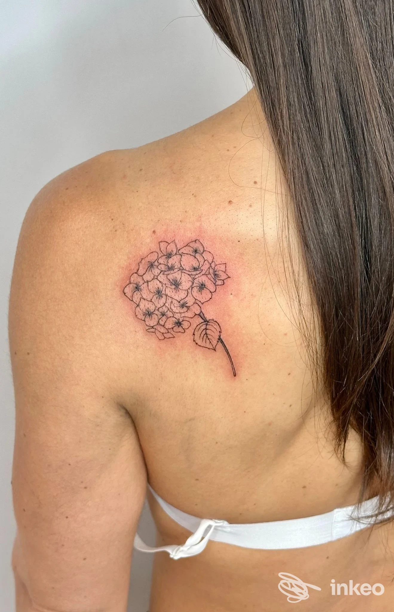 Tatuaggio floreale a linee sottili sulla parte superiore della schiena, NABIRIA - studio estetico, Lucca.
