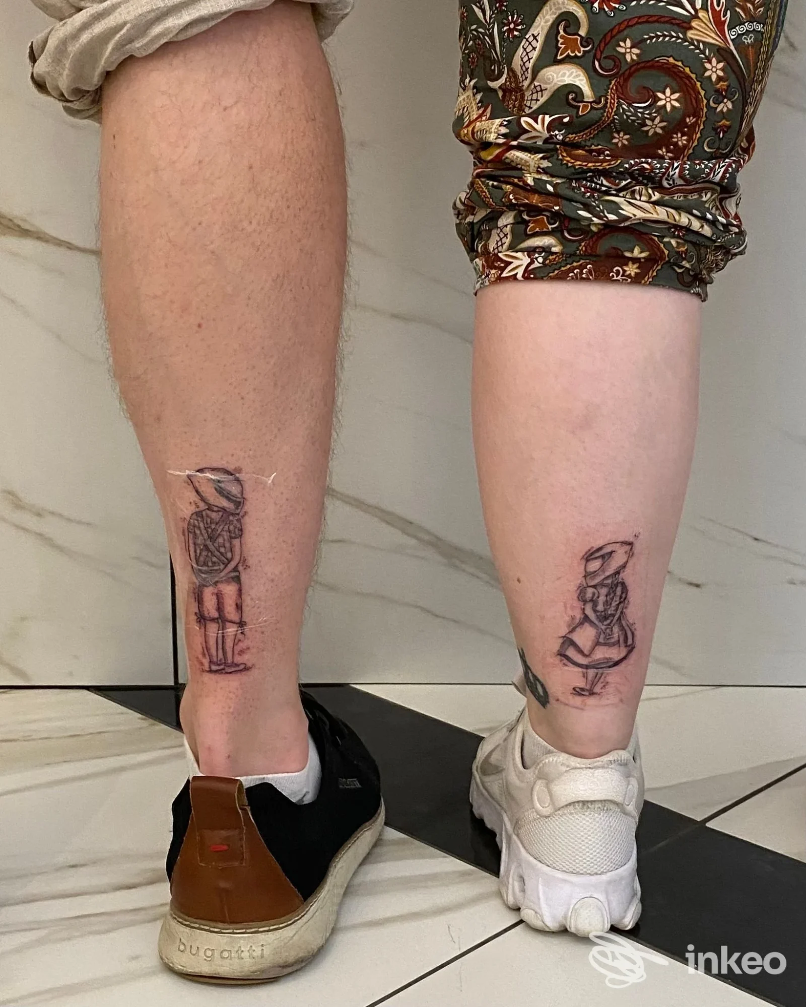 Due tatuaggi abbinati su entrambi i polpacci, foto inviata da UnderSkin, Venezia.