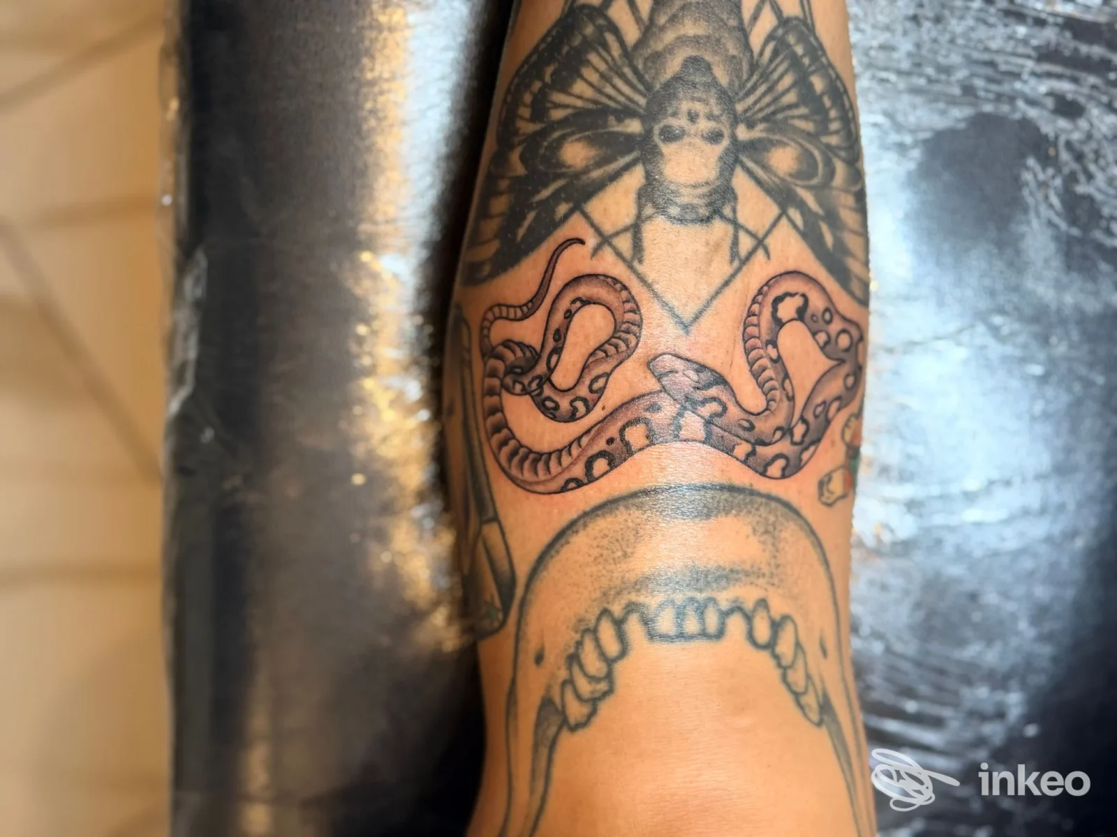 Avambraccio tatuato con disegni blackwork e linework, foto fornita da UnderSkin, Venezia.