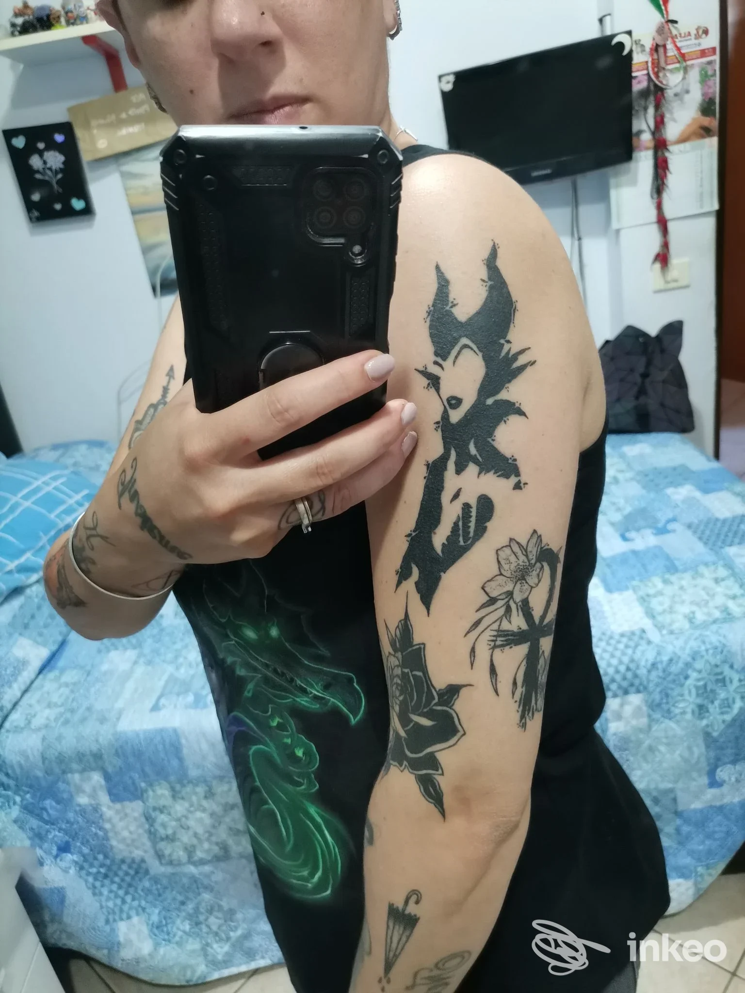 Selfie che mostra tatuaggi neri su spalla e avambraccio; immagine fornita da Tattooine Studio, Orbetello.