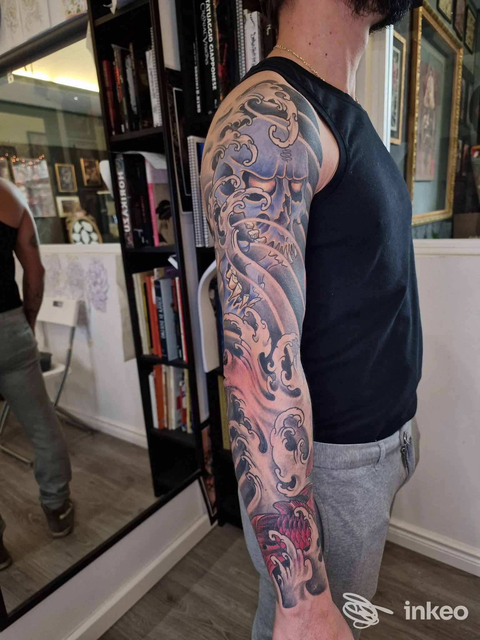 Manica tatuata sul braccio destro e spalla, fotografia in studio Eternografia, Lucca.