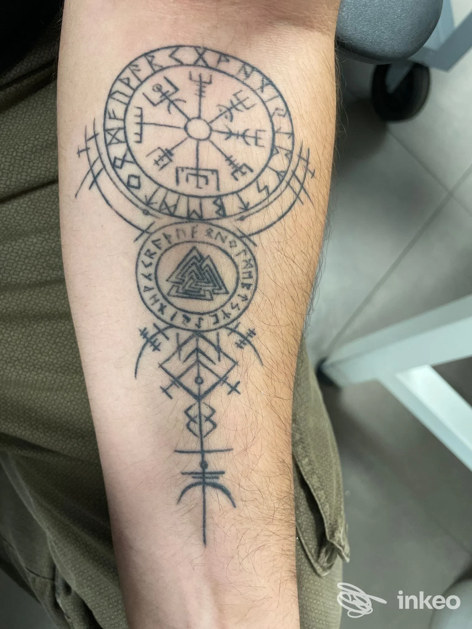 Tatuaggio con simboli nordici (vegvísir e nodi) sull'avambraccio, foto per Ink Couture a Maserà di Padova.