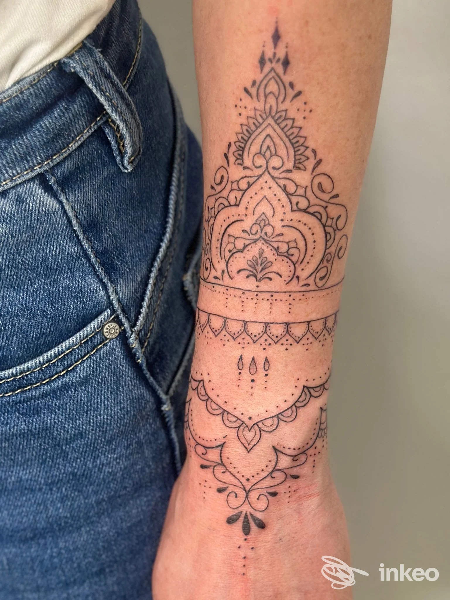 Tatuaggio ornamentale in nero sull'avambraccio realizzato da Ink Couture di Martina Teolato a Maserà di Padova.