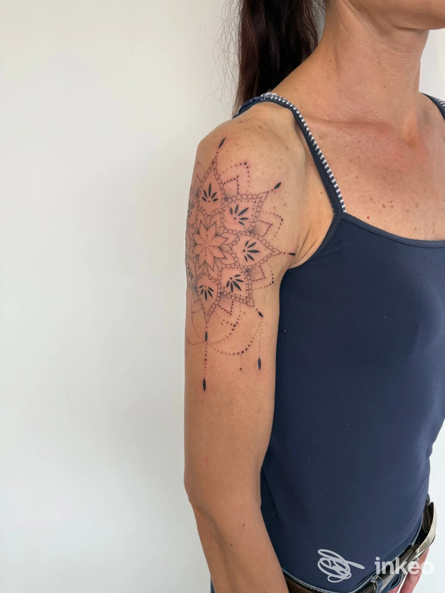 Tatuaggio mandala/dotwork sulla spalla superiore, foto realizzata presso Golden Bullet tattoo & piercing studio a Carmignano di Brenta.