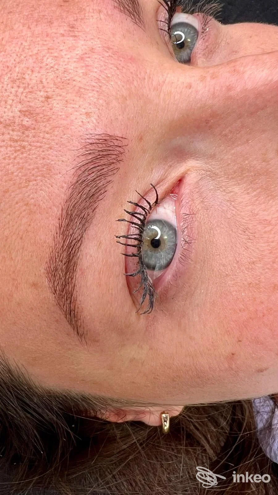 Sopracciglio micropigmentato e ciglia in primo piano, trattamento mostrato da Unica Beauty Studio a Feltre.
