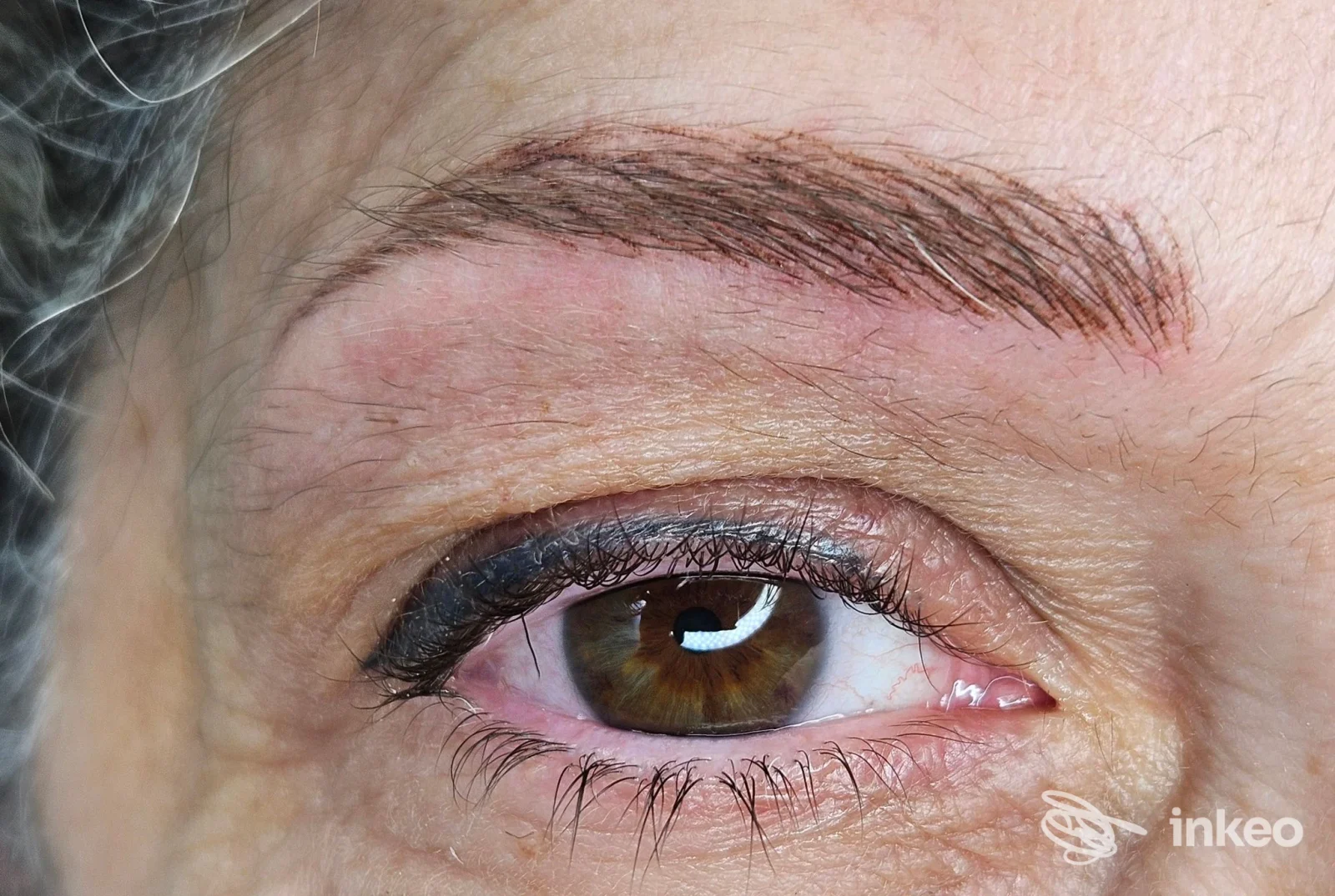 Primo piano di sopracciglio e eyeliner permanente eseguiti da Trucco permanente Livorno Anna Voloshenko, Livorno.