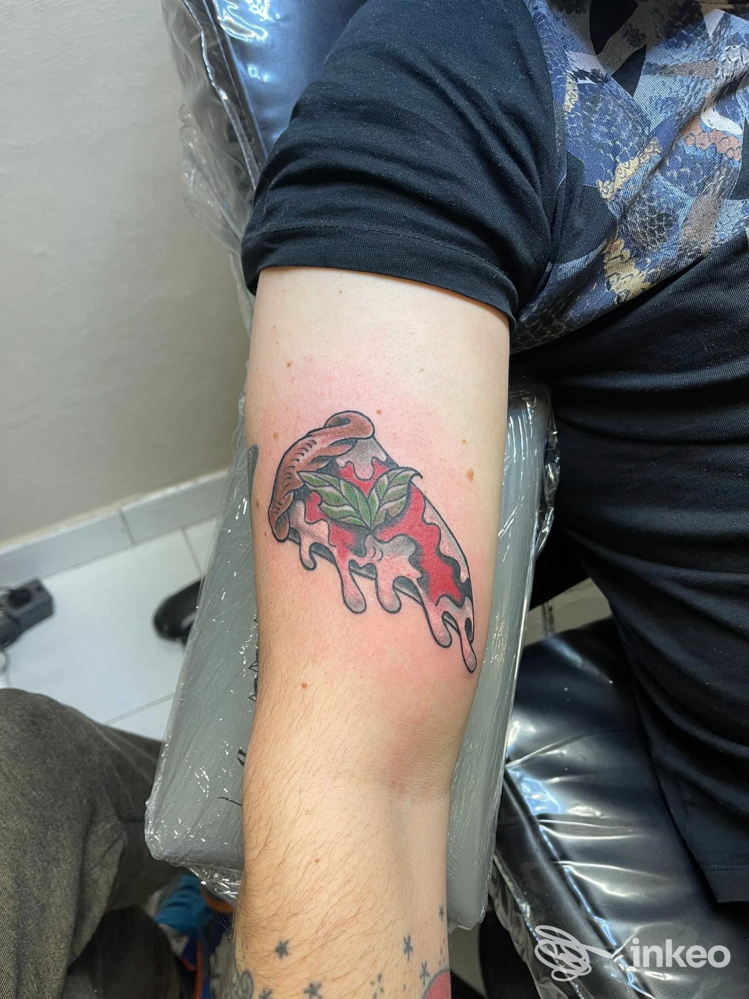 Tatuaggio colorato sull'avambraccio interno, foto dal centro Skin Ink Tattoo and Beauty Potion a Montopoli in Val d'Arno.