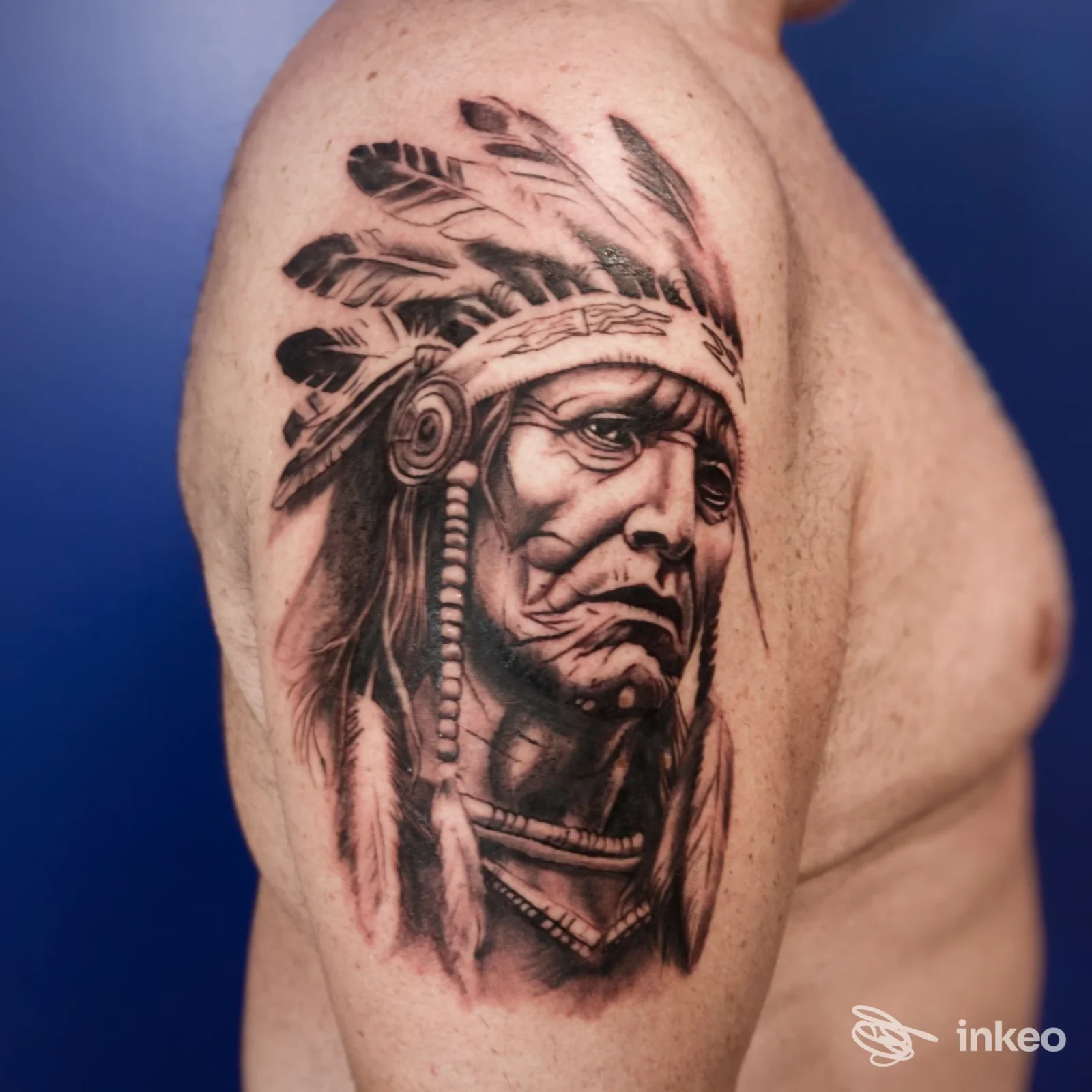 Tatuaggio ritratto realistico di un capo tribù sull'altezza della spalla, Holo Ink Tattoo Studio, Sarzana.