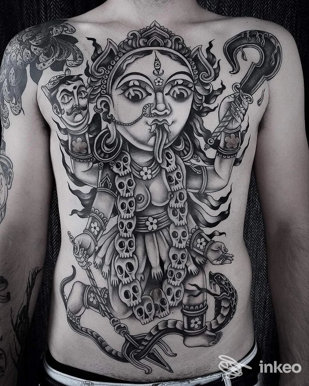 Grande tatuaggio black & grey su petto e addome con figure stilizzate, foto scattata in studio — Needlefactory, Lana.