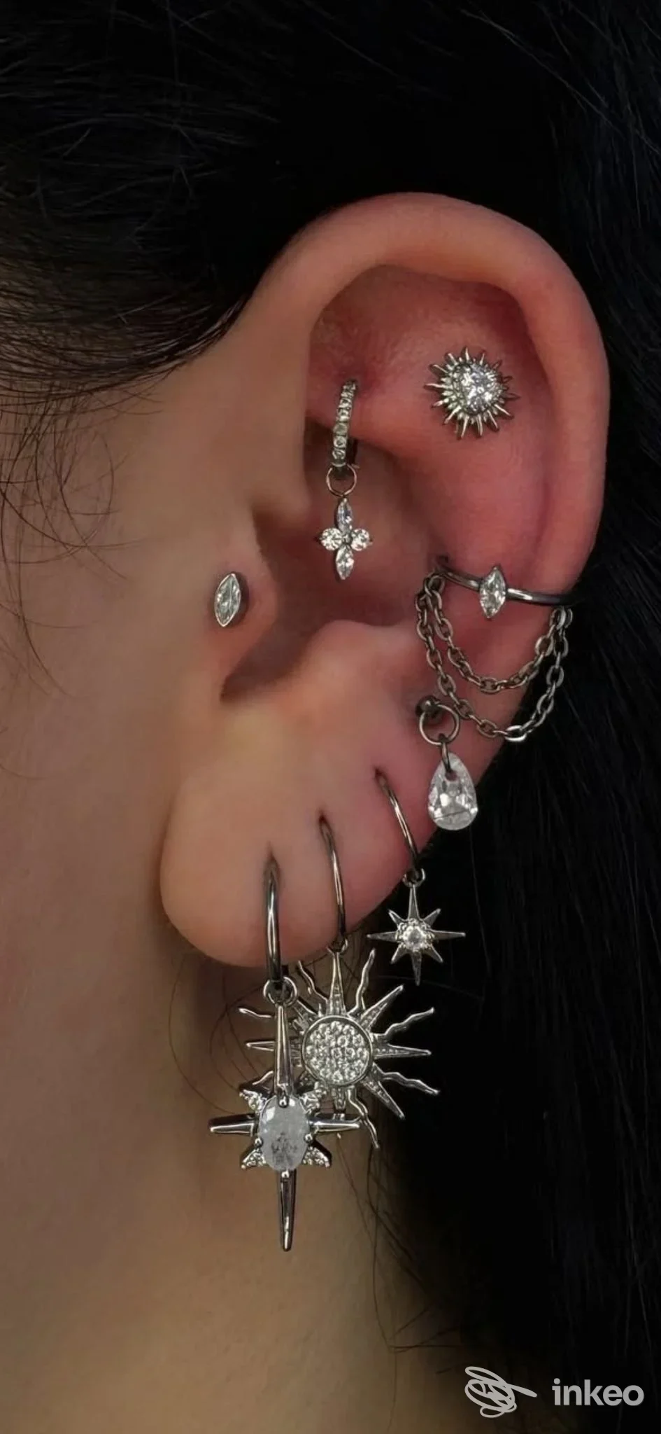 Primo piano di un orecchio con più piercing e gioielli reali, dettaglio lobi ed elica — Giada Make Up Artist, Livorno.