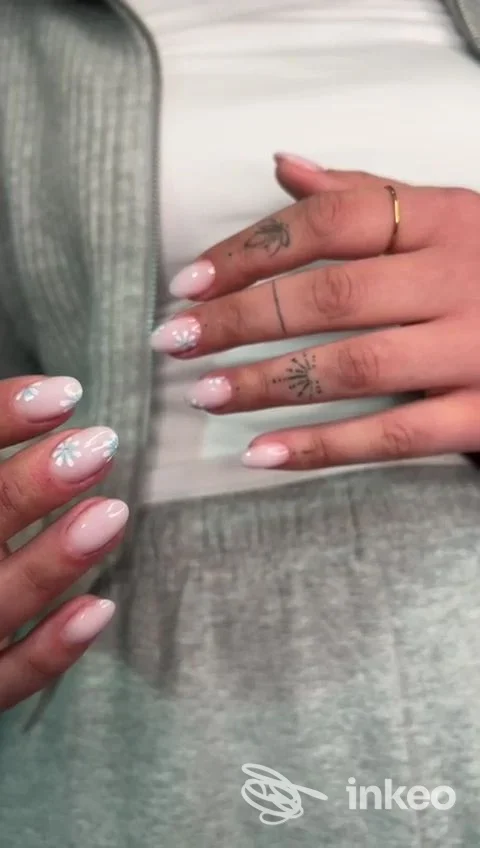 Dettaglio di mani con unghie decorate e piccoli tatuaggi lineari sulle dita. BeBest Extension ciglia, Conegliano.