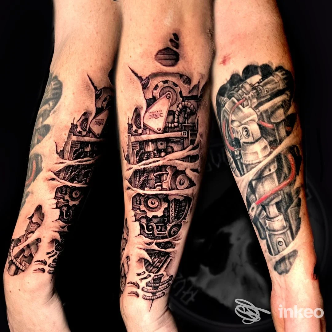 Foto di avambracci tatuati in stile biomeccanico su pelle reale, eseguiti da Tattoo Arts Di Mancinelli Alessio a Foligno.