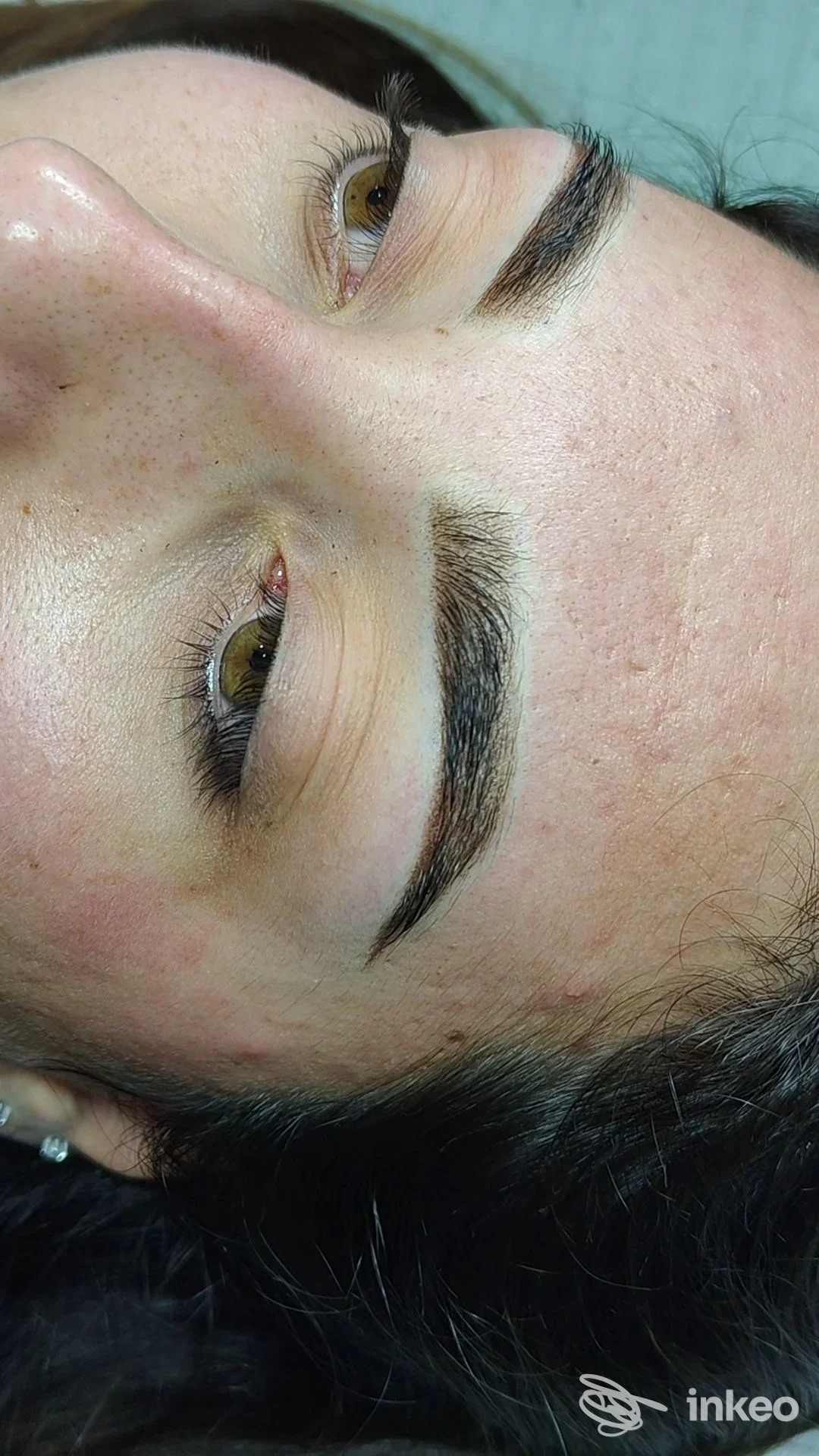 Primo piano di sopracciglia con trucco permanente eseguito presso Fatima Trucco Permanente, Livorno.