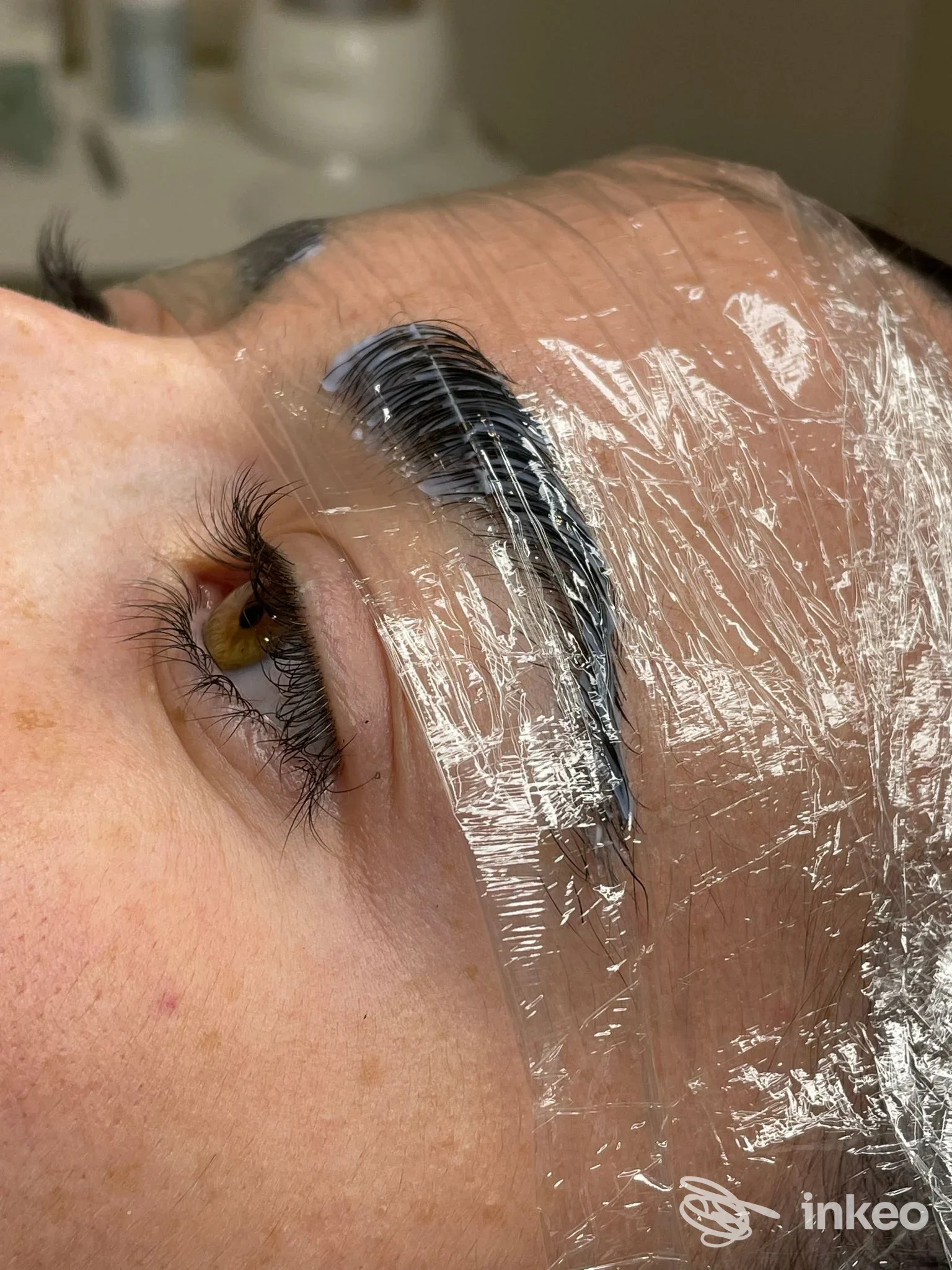 Primo piano di sopracciglio con trattamento di dermopigmentazione coperto da pellicola, foto fornita da Beautye Microblading Studio, Capannori.