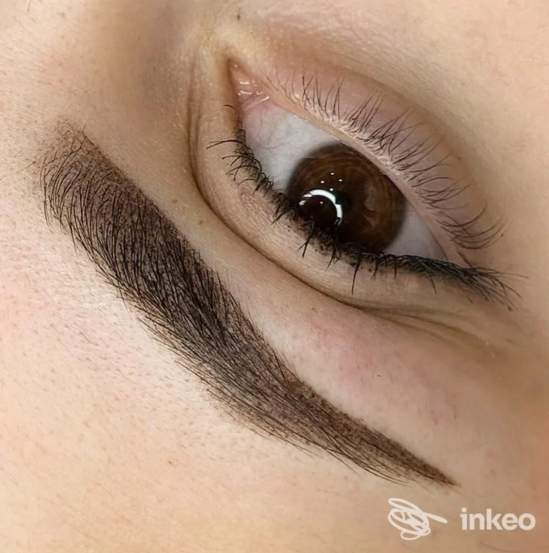 Primo piano di microblading al sopracciglio realizzato presso Beautye Microblading Studio a Capannori, dettaglio dello sguardo e della pigmentazione.