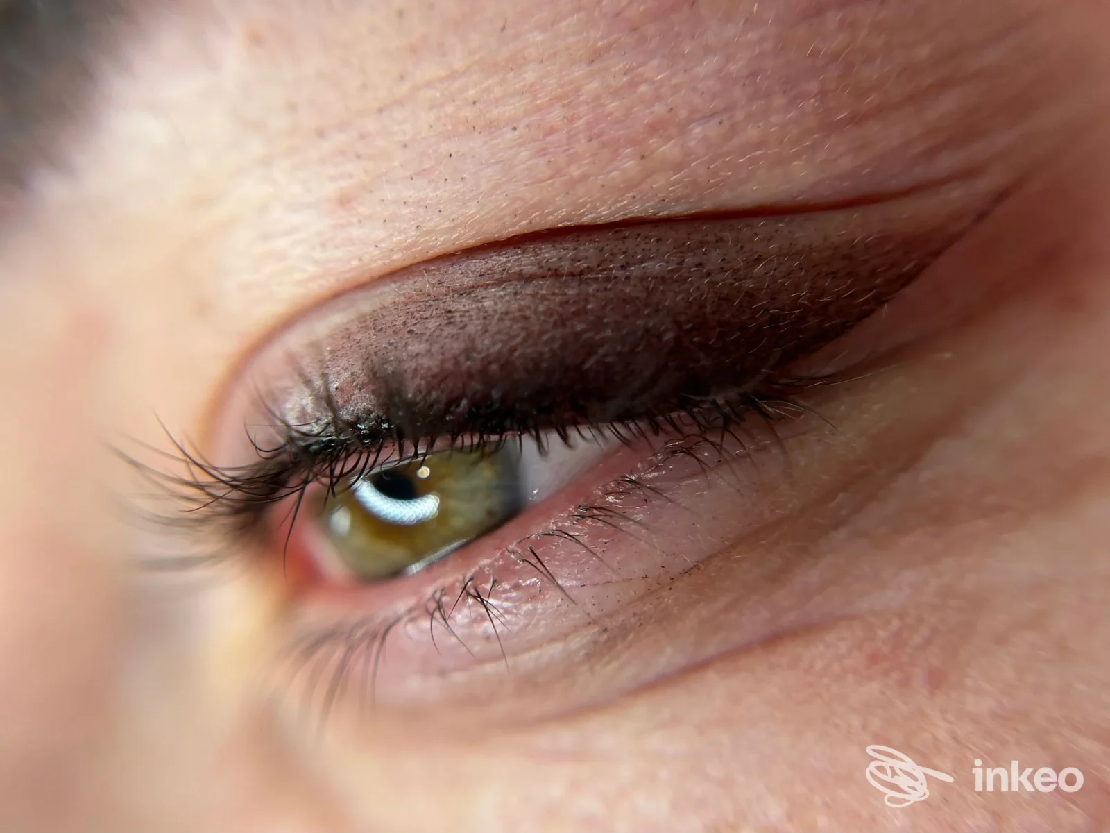 Primo piano di eyeliner permanente su palpebra superiore, foto fornita da Dermafusion, Montecatini-Terme.