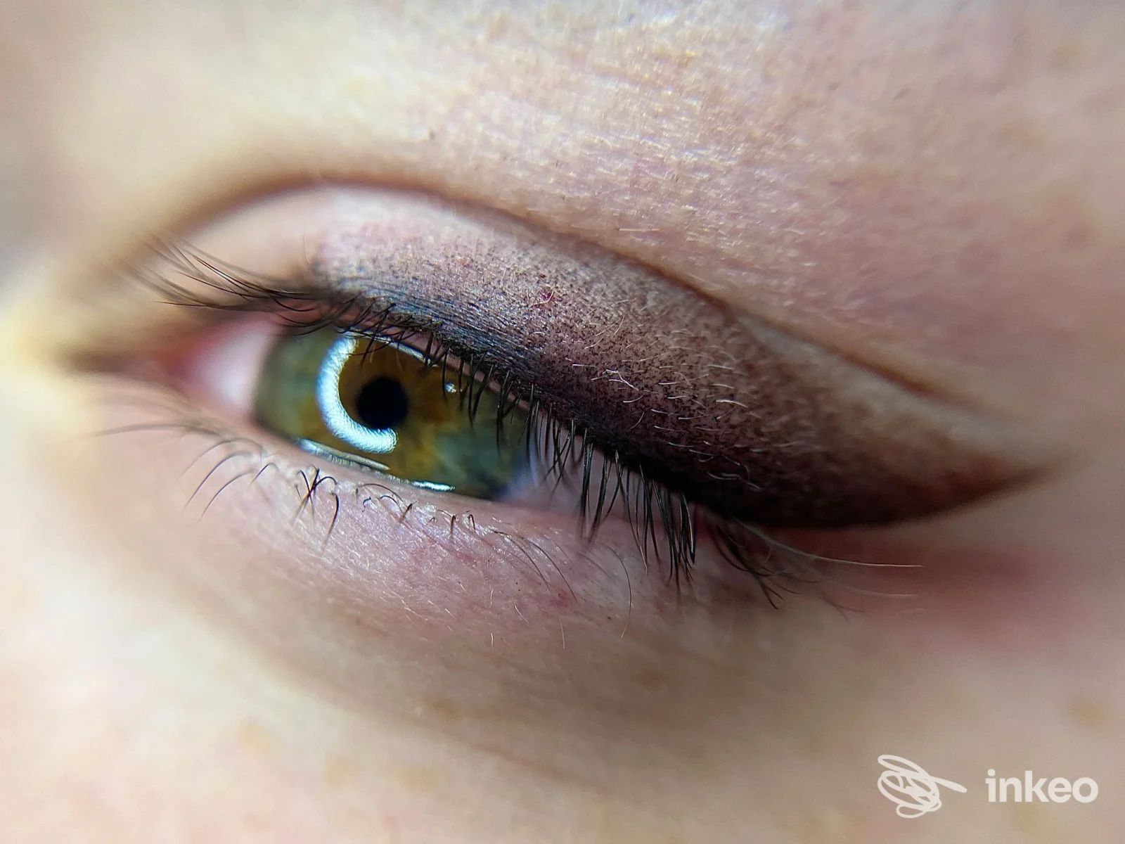 Primo piano di eyeliner permanente eseguito su palpebra superiore, Dermafusion, Montecatini-Terme.